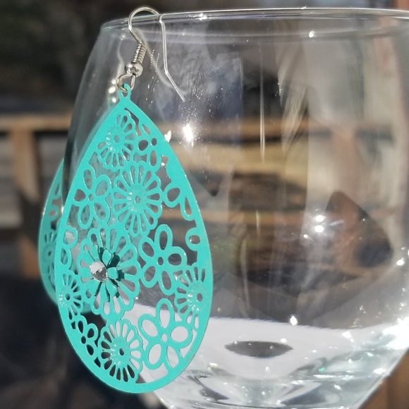 🆕️ 3/$18 Boho Chic Flower Dangle Fashion Earring - Picture 4 of 8